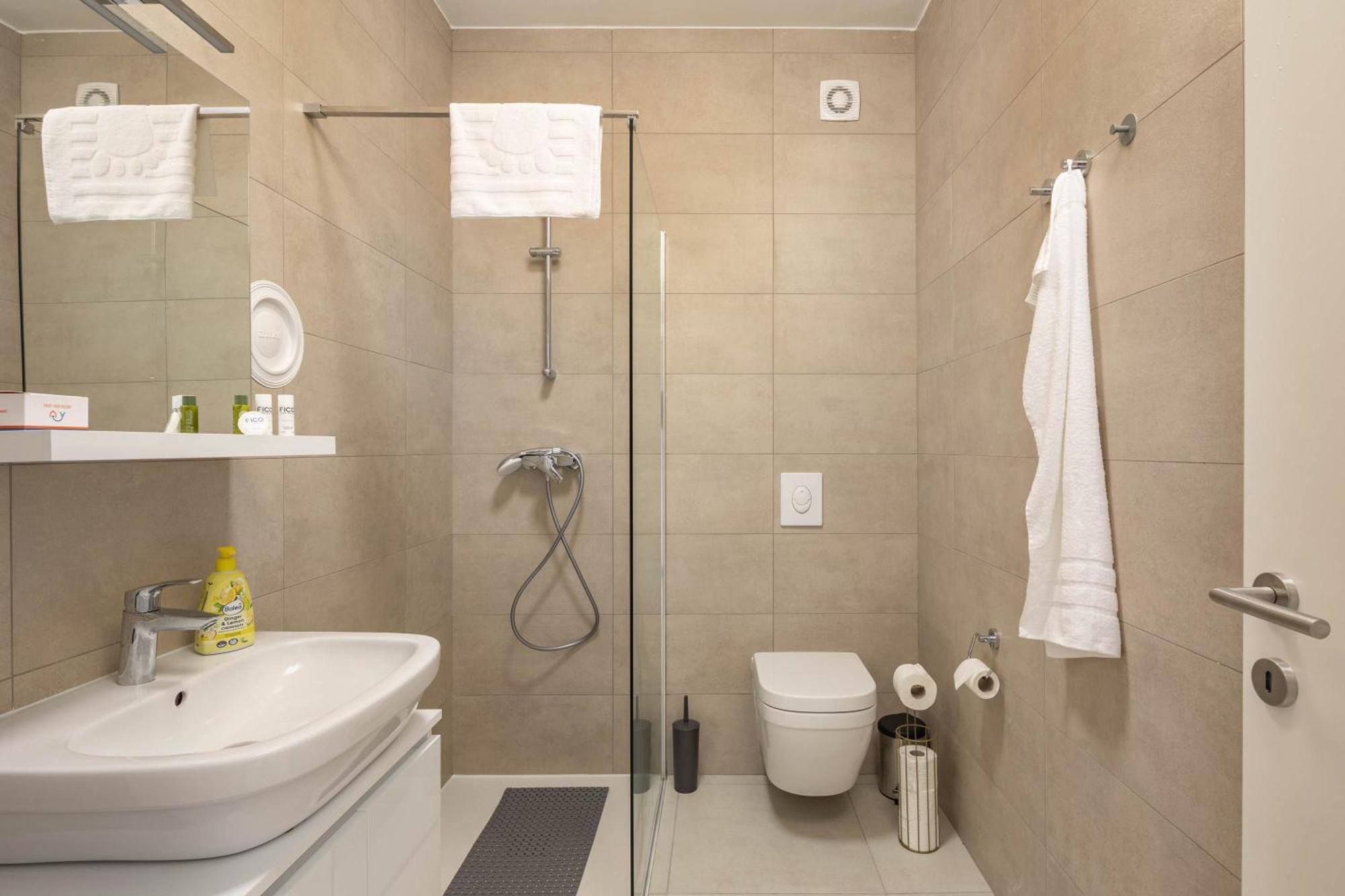 Seafront Villa Andrijana - Happy Rentals โพลมิน ภายนอก รูปภาพ